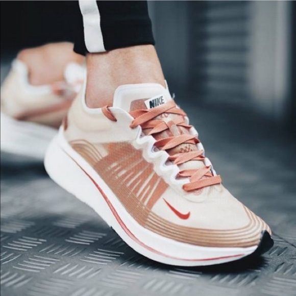 NWT Women’s Nike Zoom Fly SP - Picture 4 of 4